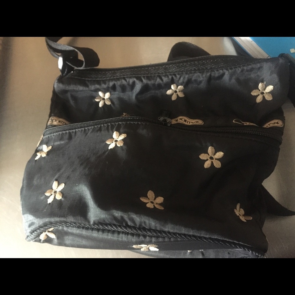 LESPORTSAC Frm USA VNTG BLACK FLORAL From CROSSBODY NYLON Bag COTTAGECORE LOVELY - Picture 5 of 6
